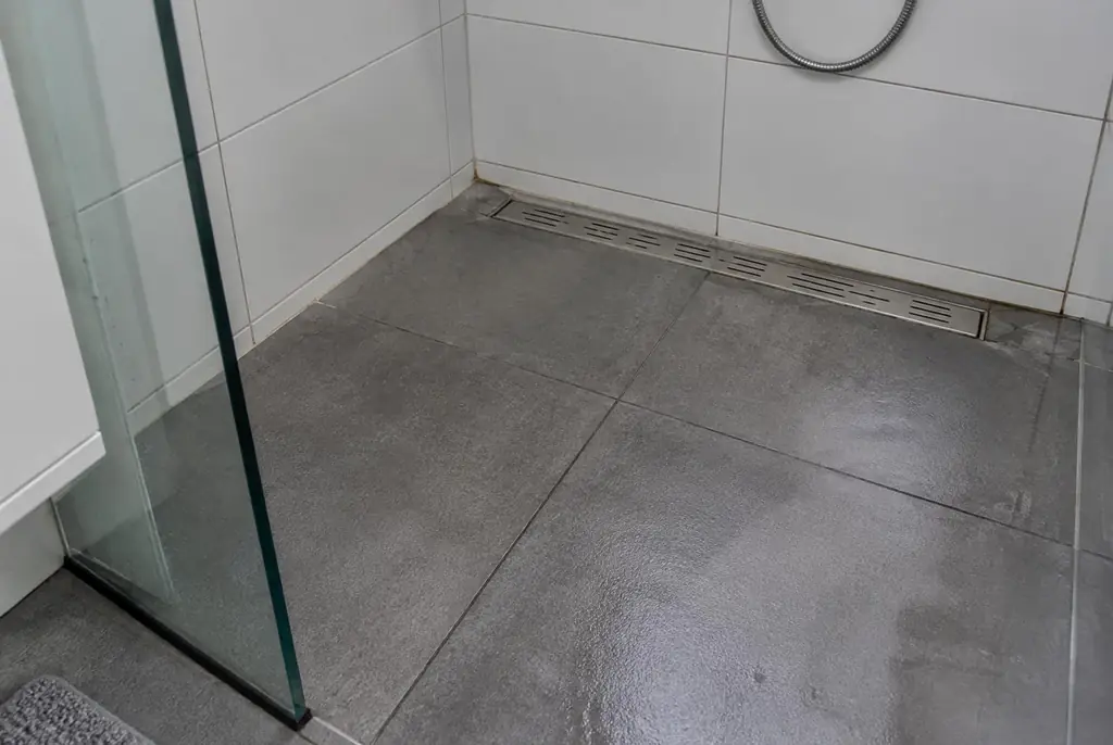 Lekdetectie Zoetermeer – lekkende inloopdouche met natte voegen