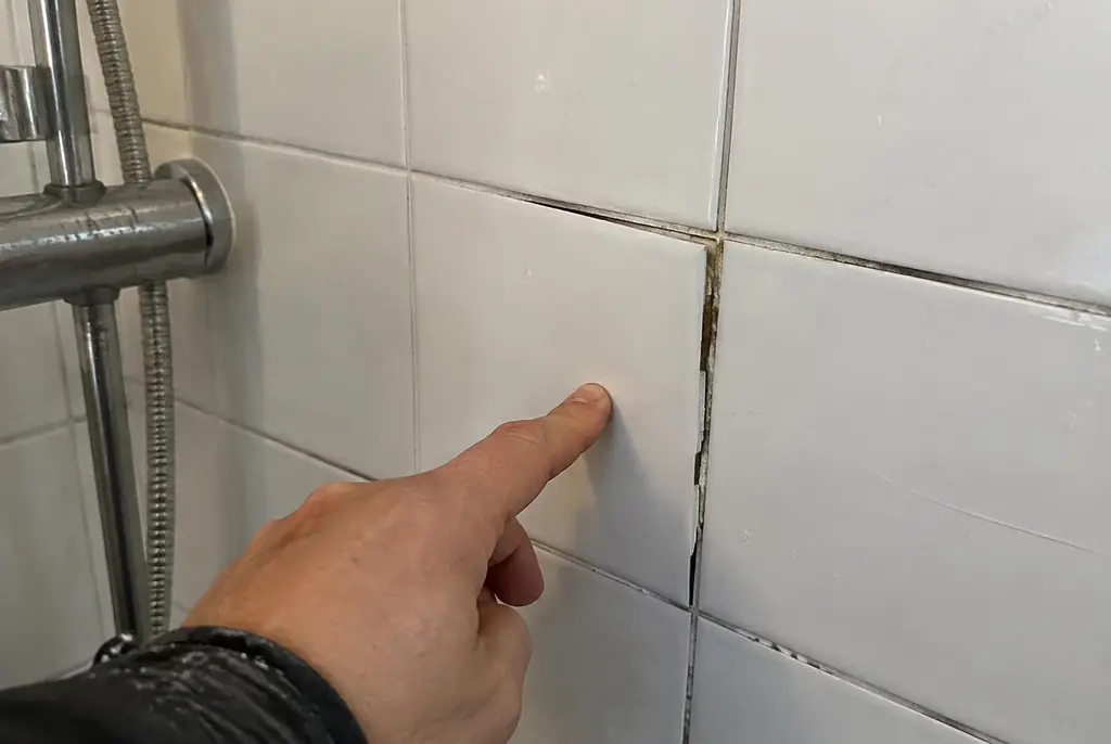 Lekdetectie Zoetermeer – losse, holle badkamertegels door een lekkage