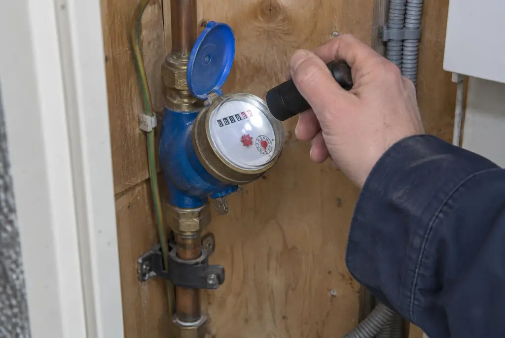 Lekdetectie Zoetermeer – watermeter in de meterkast controleren met een zaklamp
